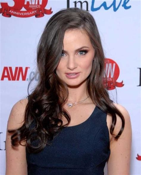 Zoey Holloway: The Life and Career of the Stunning Actress and .